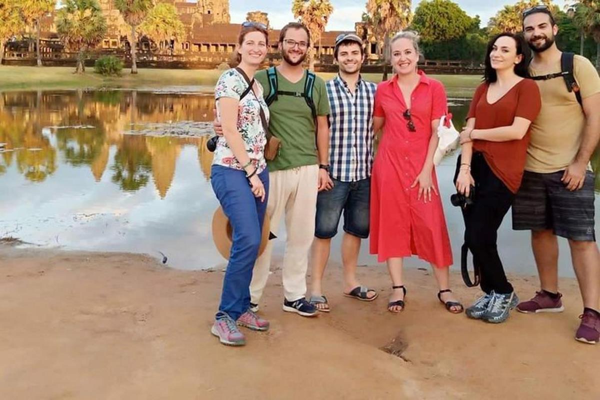 eine Gruppe von Menschen steht vor einem See