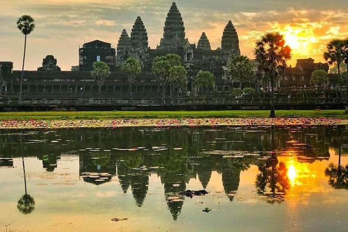 Blick auf einen Tempel mit einer Spiegelung im Wasser