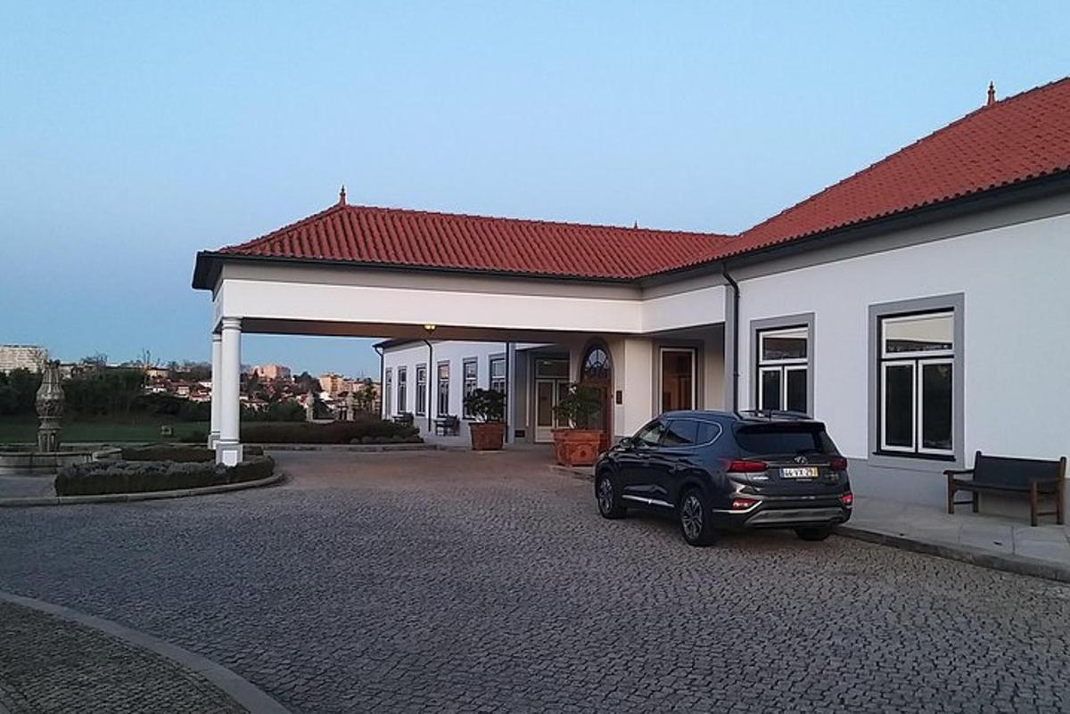 auto zaparkované před domem