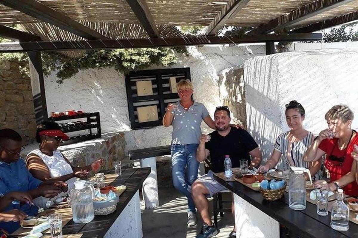 hópur fólks situr við borð