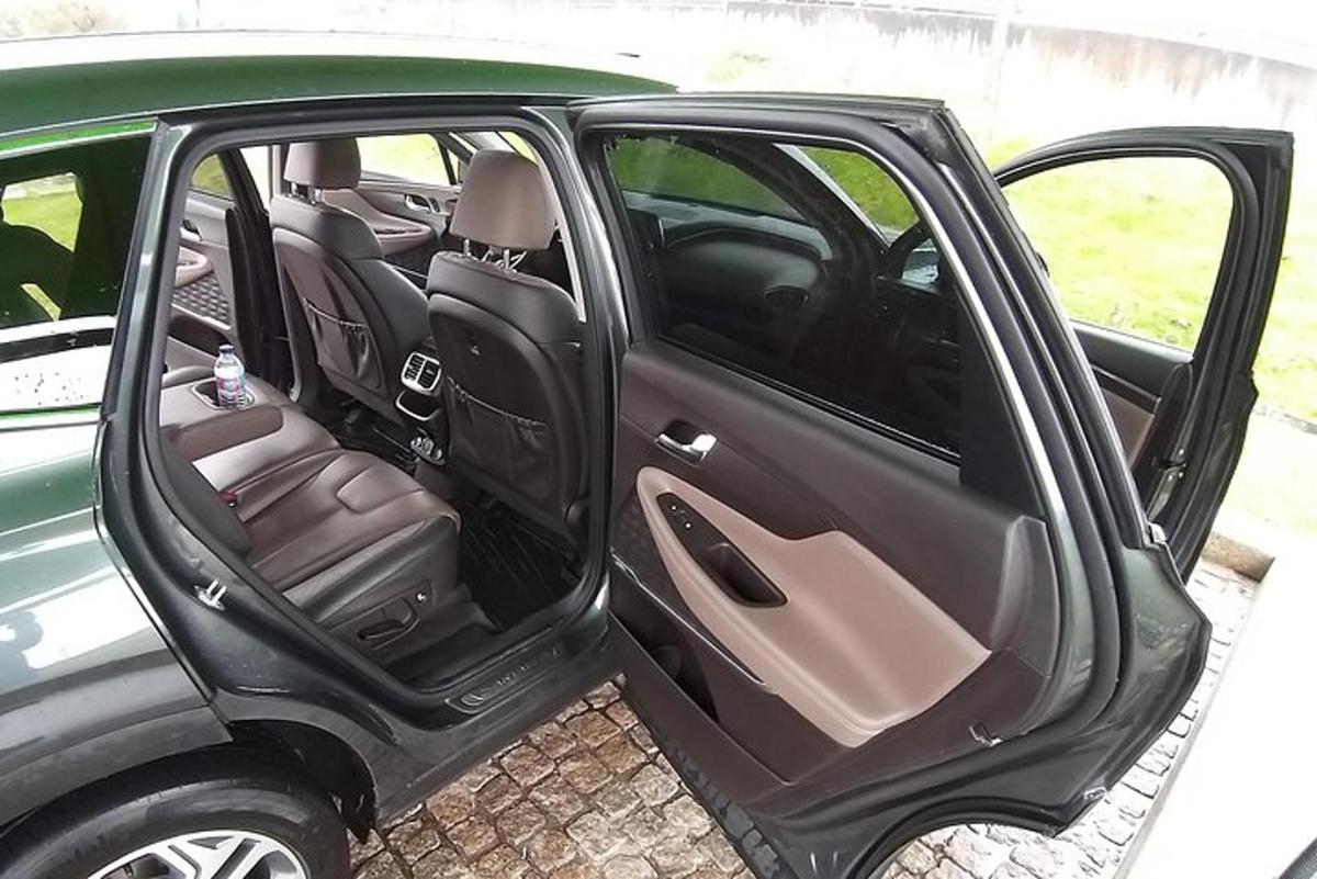 zelené auto s otevřenými dveřmi a sedadly