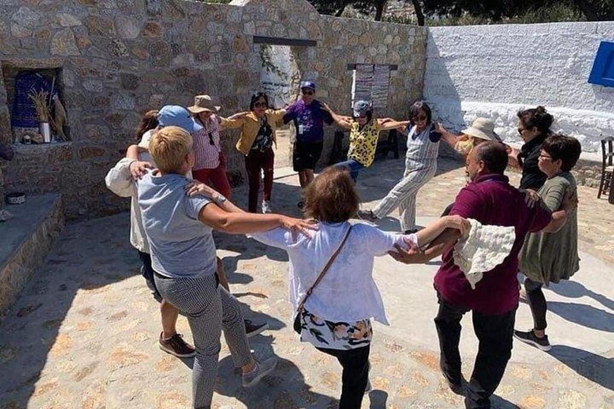 skupina ljudi, ki plešejo pred stavbo