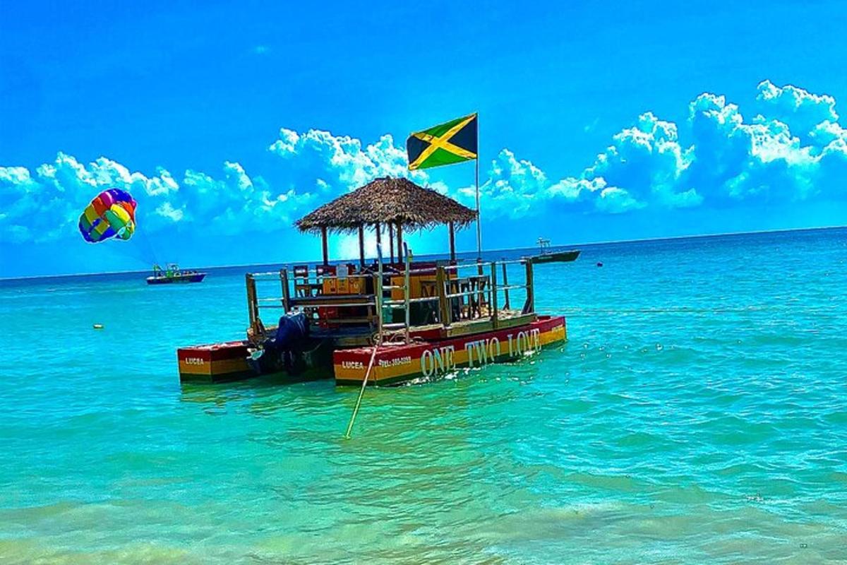 un barco en el agua con una bandera y una cometa