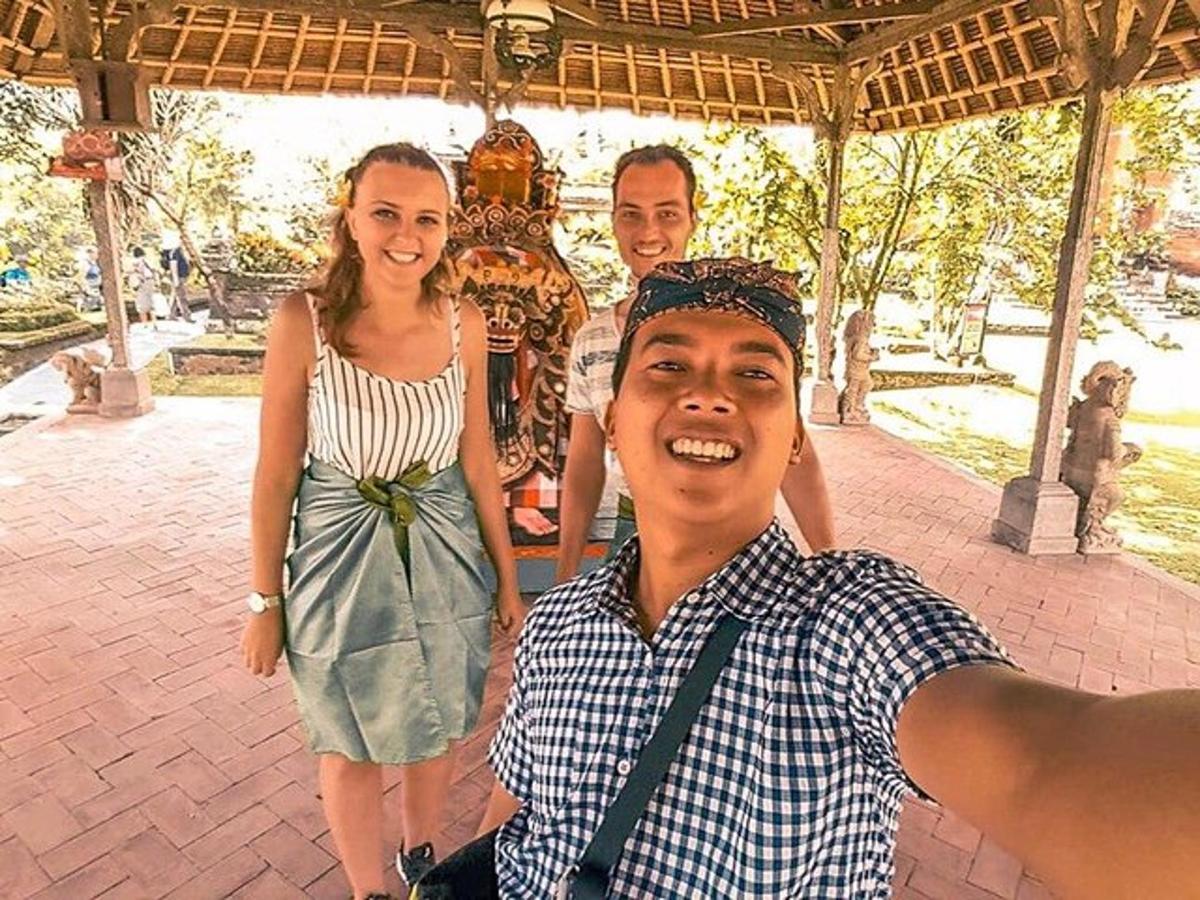 sekumpulan tiga orang bergambar