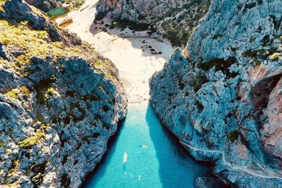 una vista aerea di una spiaggia tra due scogliere rocciose