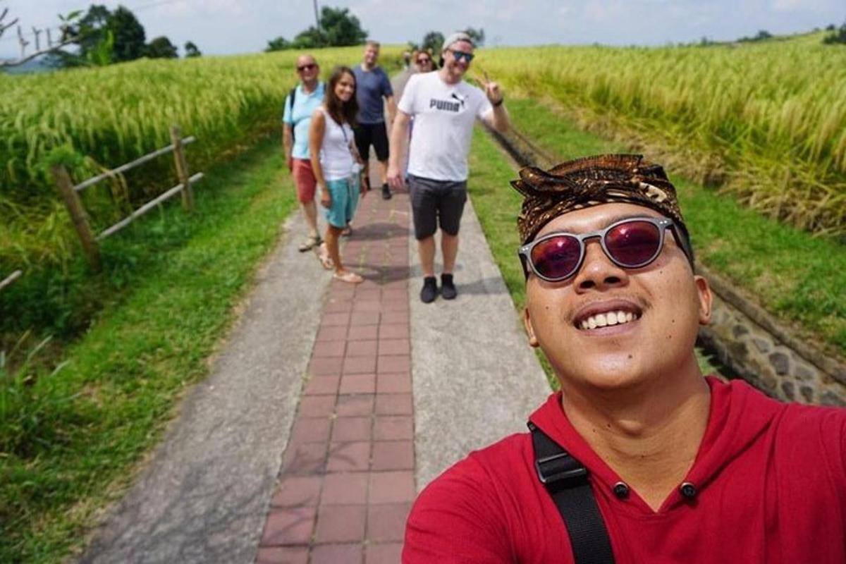 sekumpulan orang berjalan di jalan di padang
