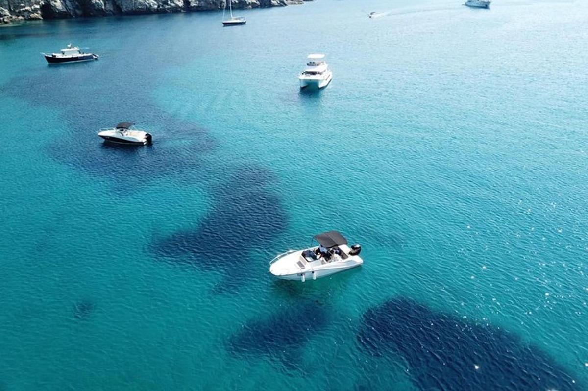 un gruppo di barche in un grande specchio d'acqua