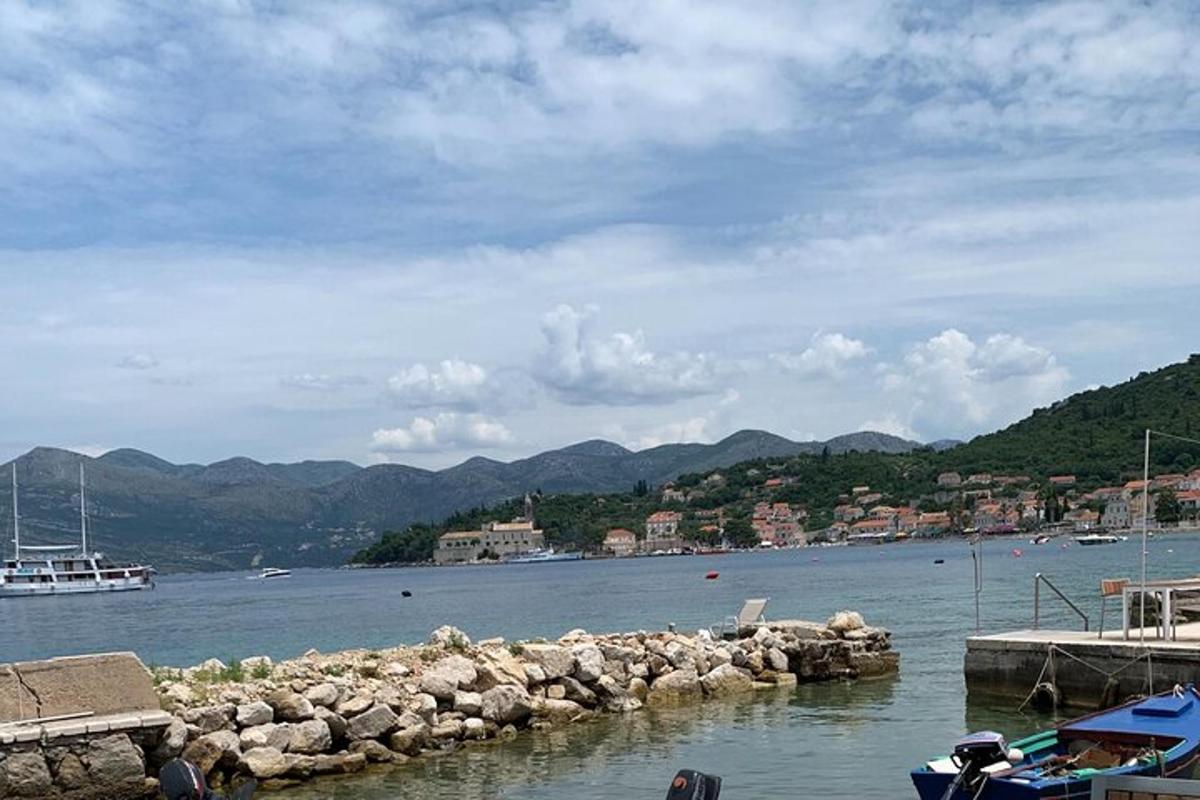 uno specchio d'acqua con un gruppo di barche