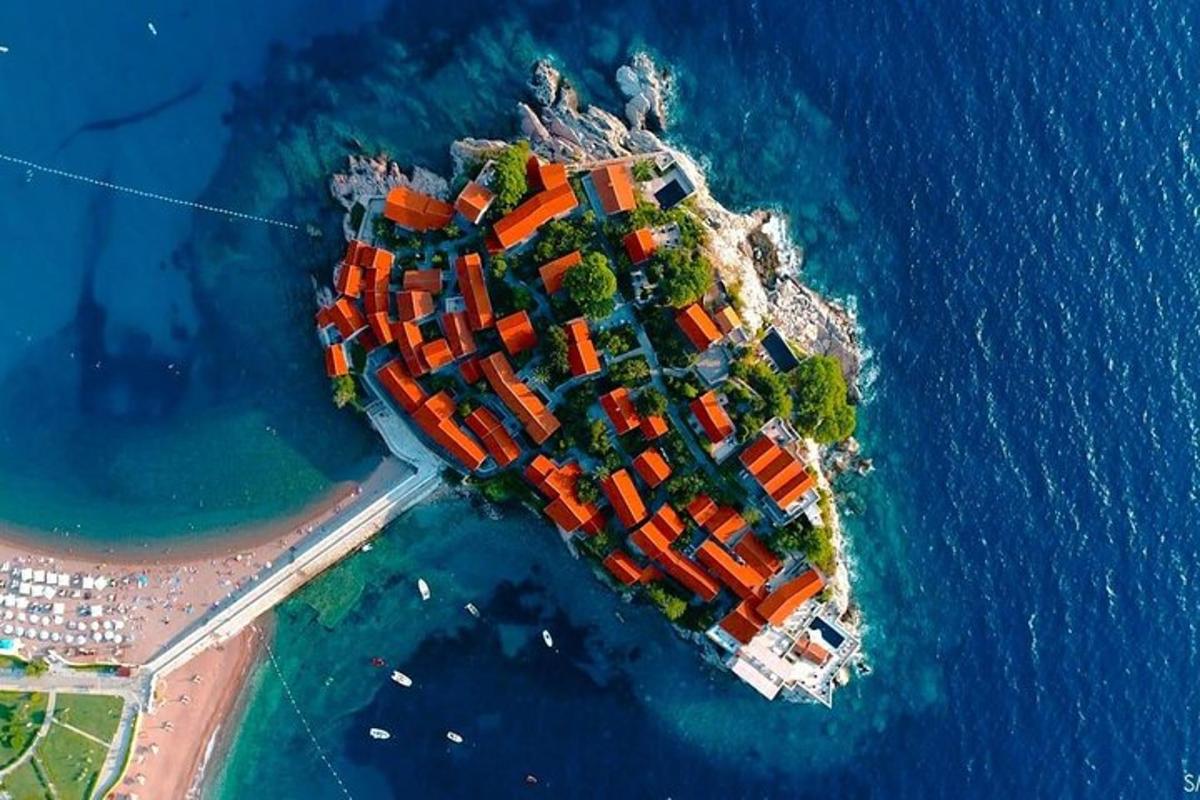 zračni pogled na otok v vodi