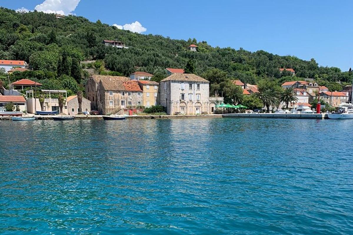 město na břehu velké vodní plochy
