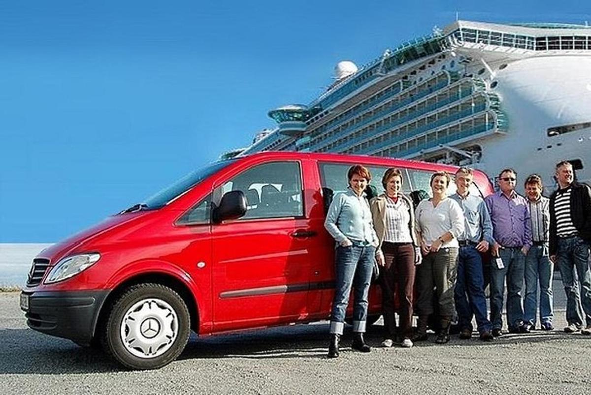 Un grupo de personas de pie junto a una camioneta roja.