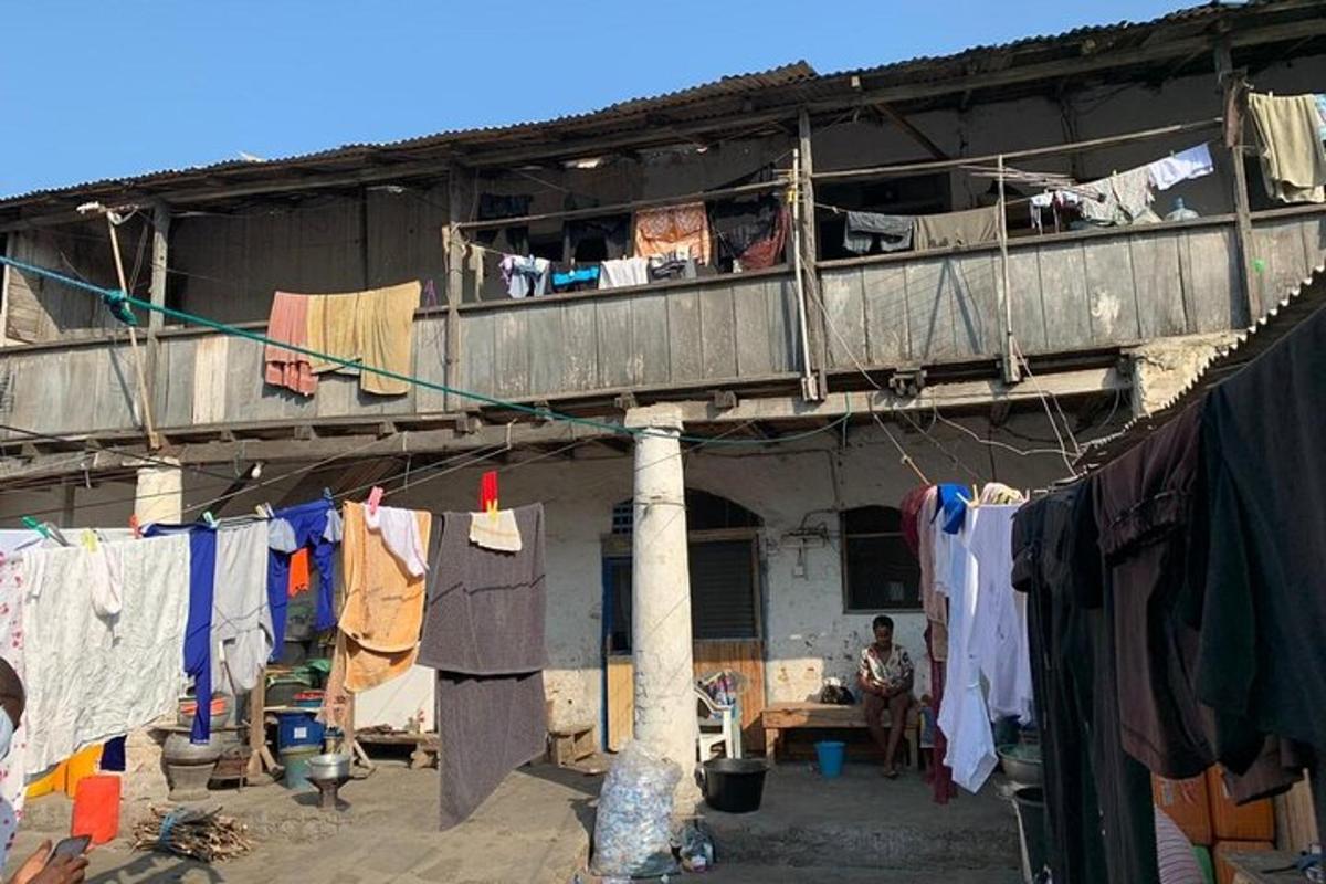budova s balkonem, na kterém visí oblečení