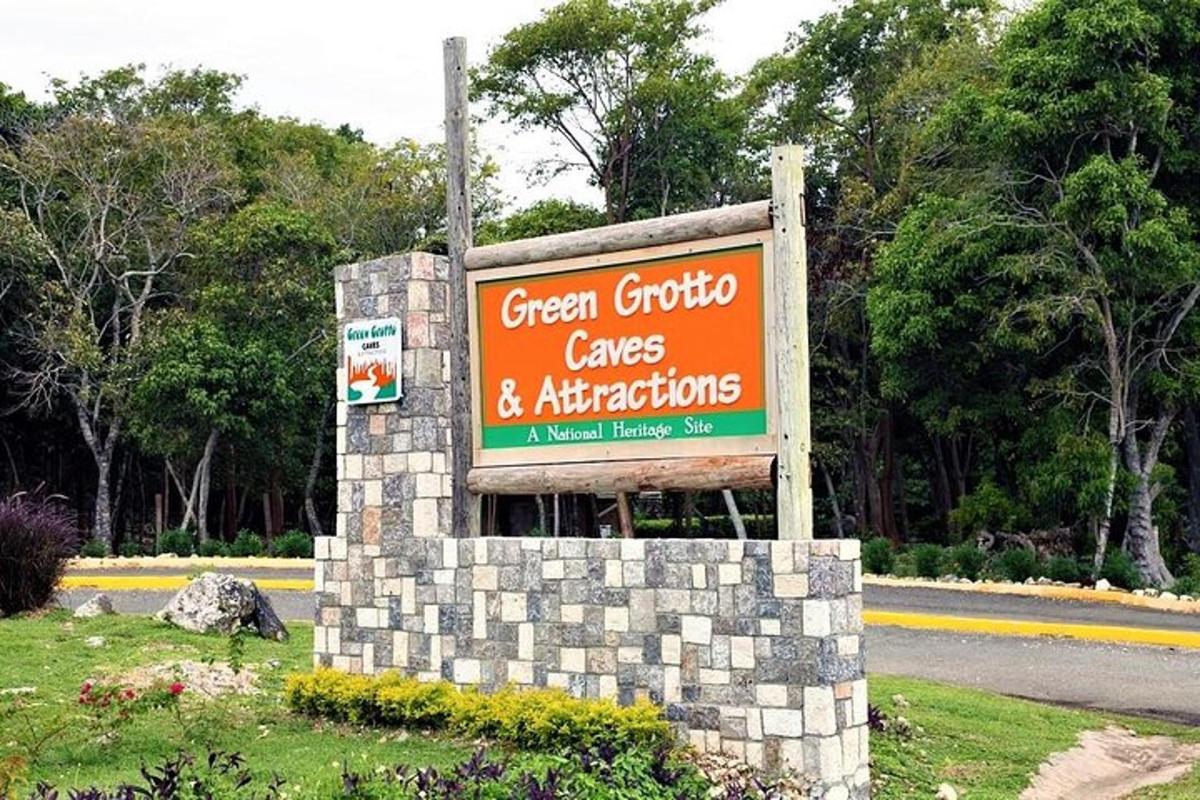 Un cartel para una tortuga verde, pasteles y atracciones.