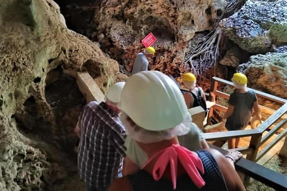 Un grupo de personas con cascos mirando un túnel.
