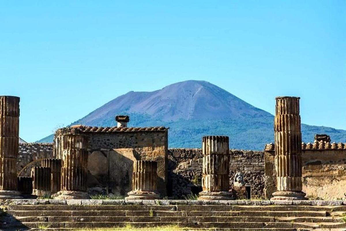 ruine antice cu un munte în fundal