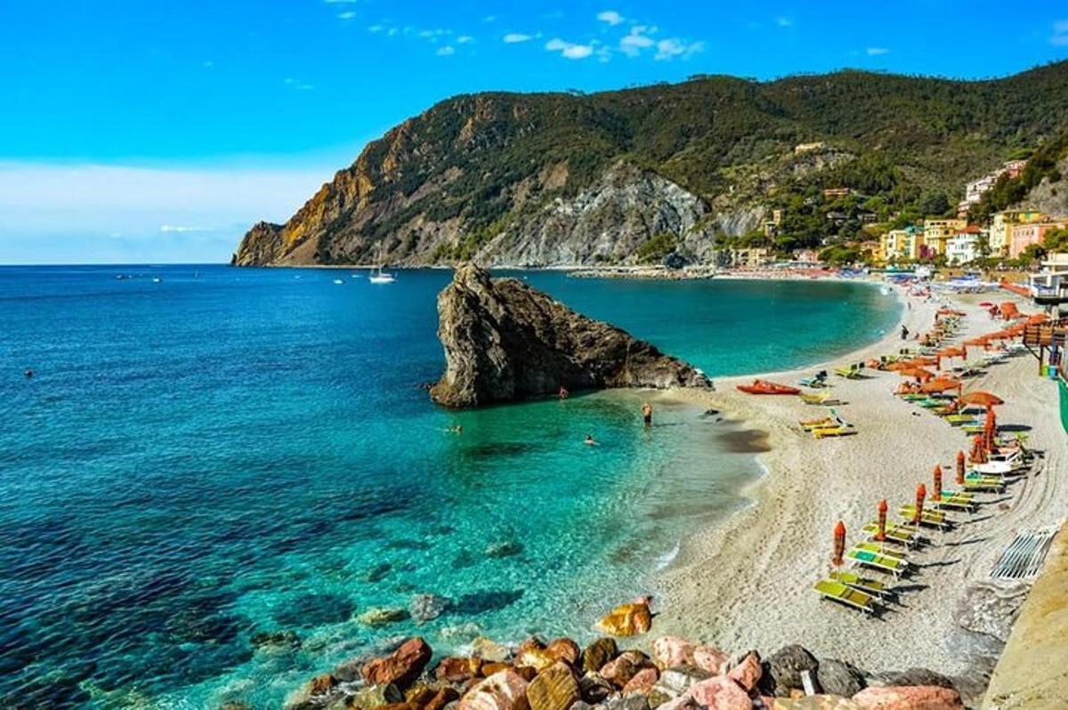 una spiaggia con sedie e persone in acqua