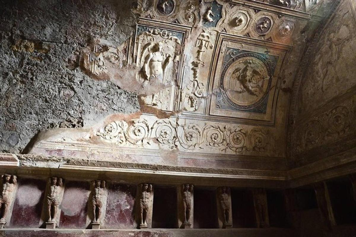 eine Steinmauer mit einem Gemälde an der Wand