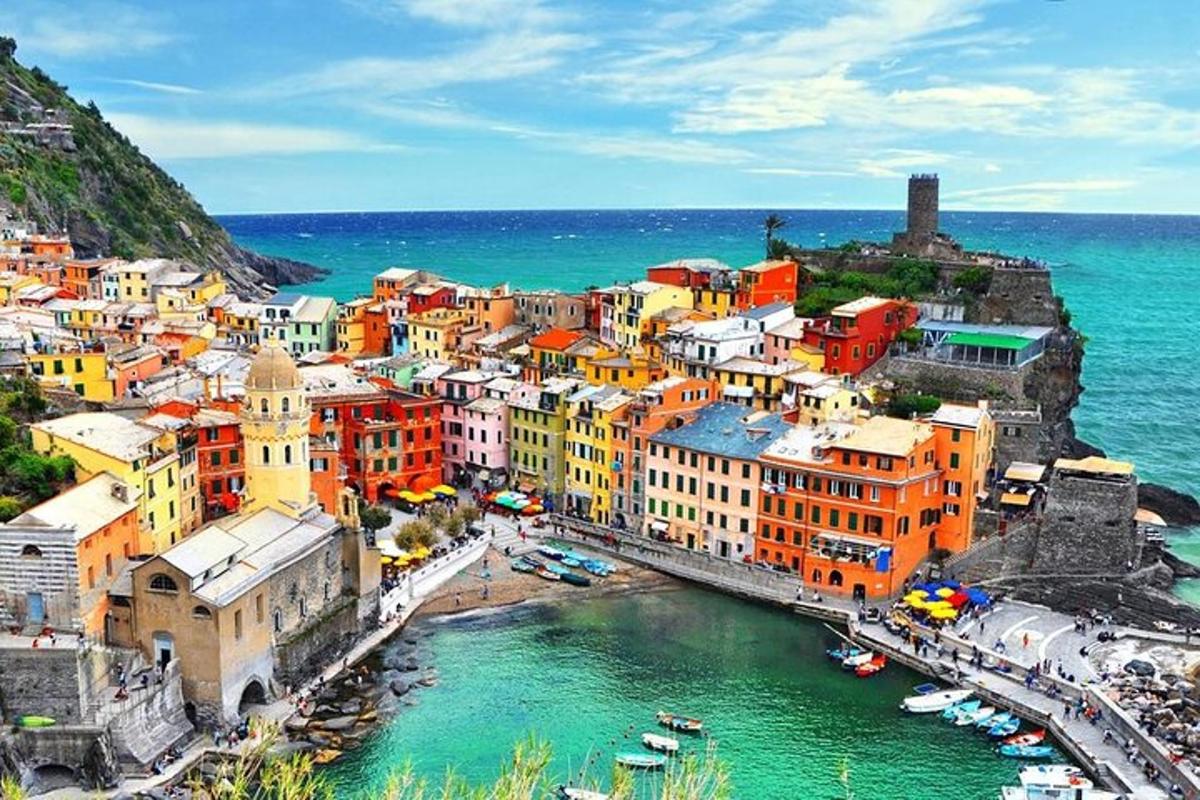 una vista aerea di una città con barche in acqua