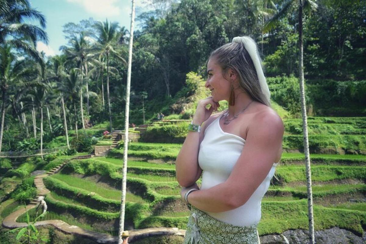 una donna incinta che parla al cellulare davanti a un campo