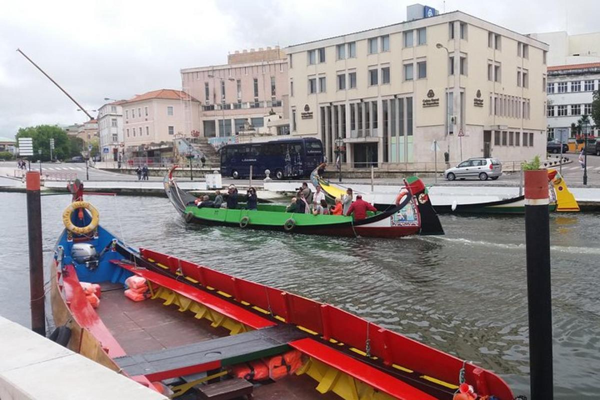 un gruppo di persone su una barca in acqua