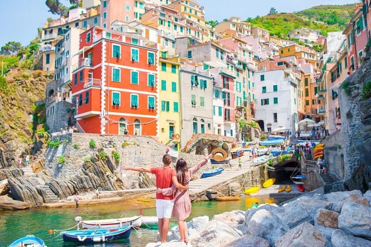 un uomo e una donna in piedi sulle rocce vicino a un fiume