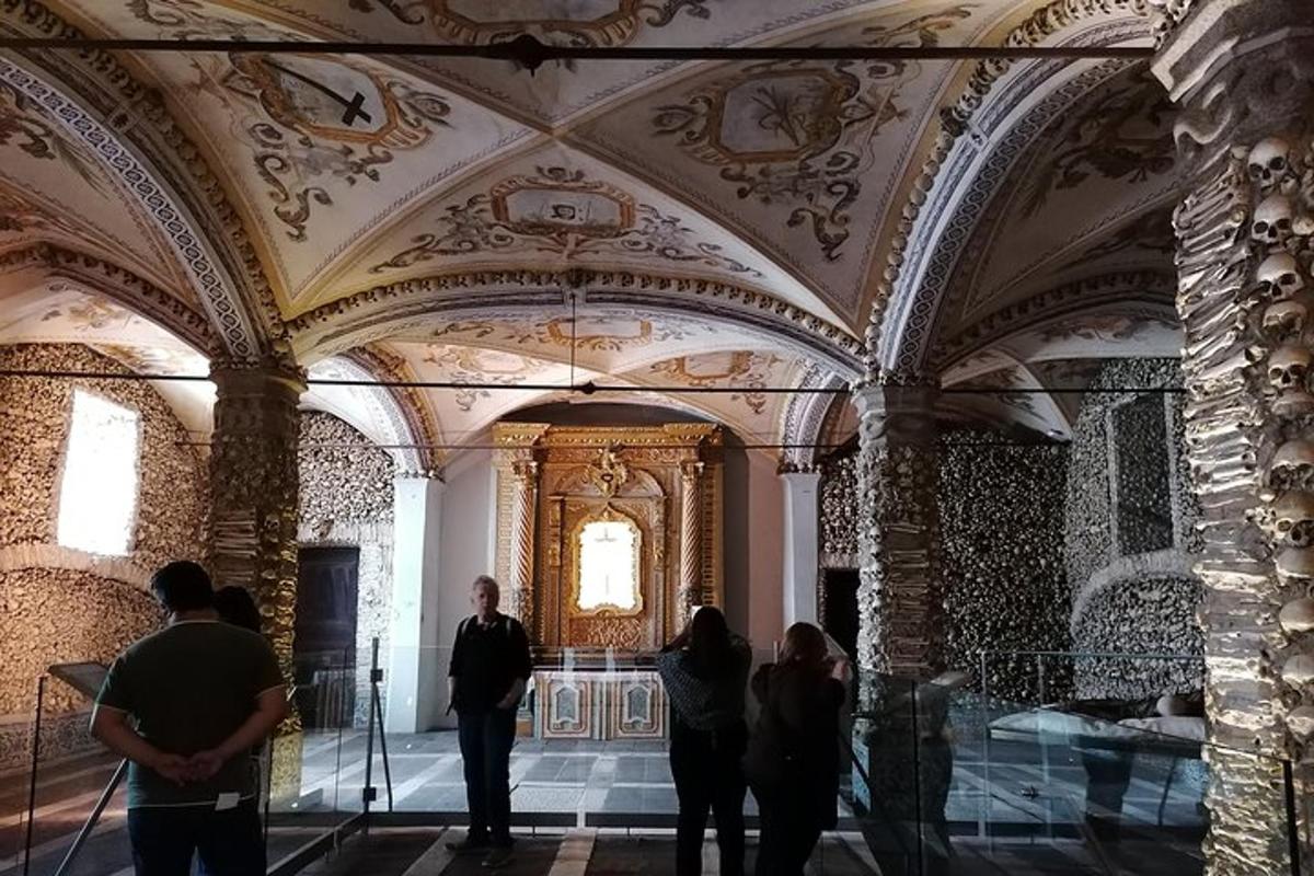 μια ομάδα ανθρώπων που στέκονται σε ένα δωμάτιο με οροφή