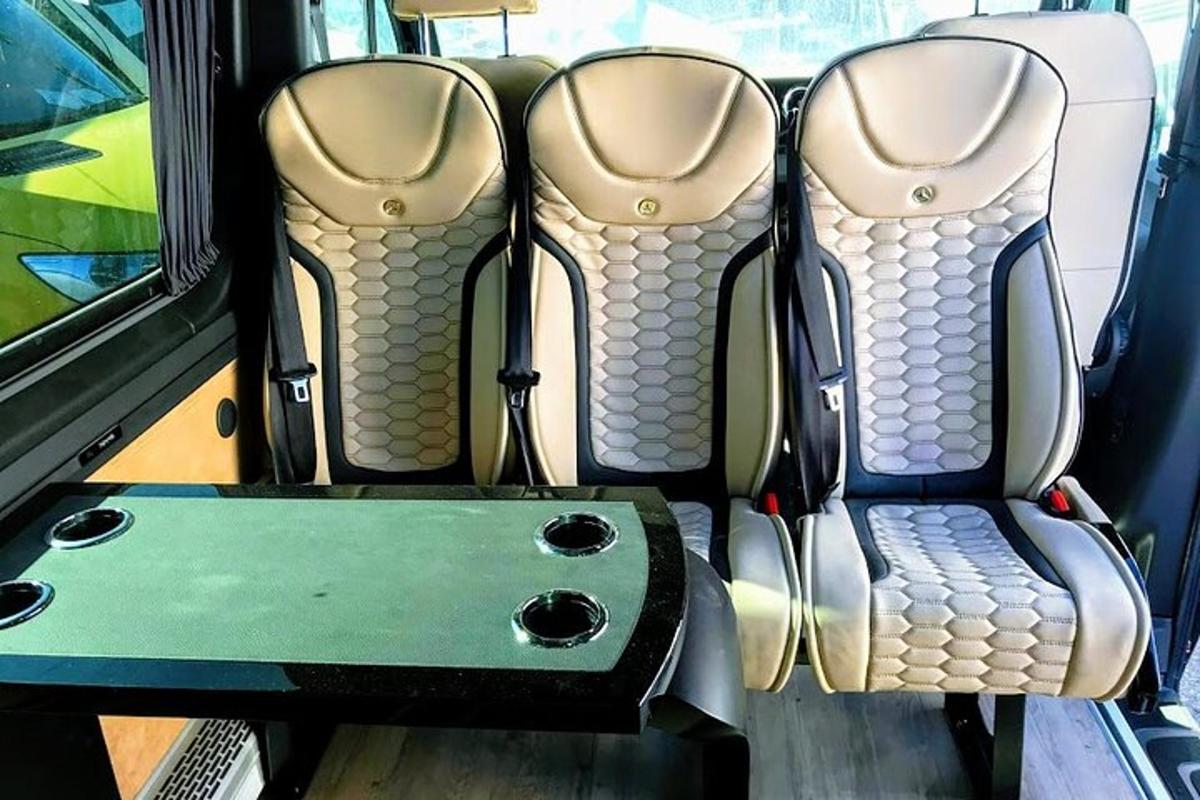 dvě volná sedadla v autobuse
