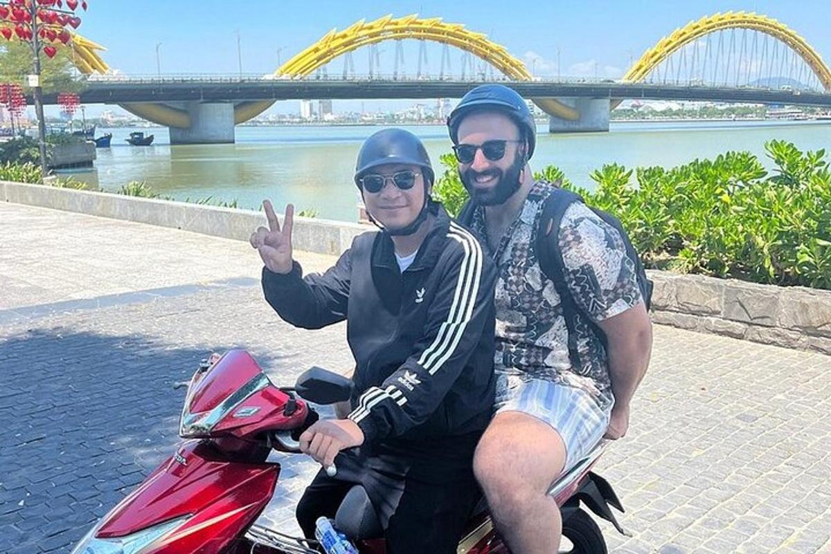 ein Mann und ein Mann auf einem Motorrad
