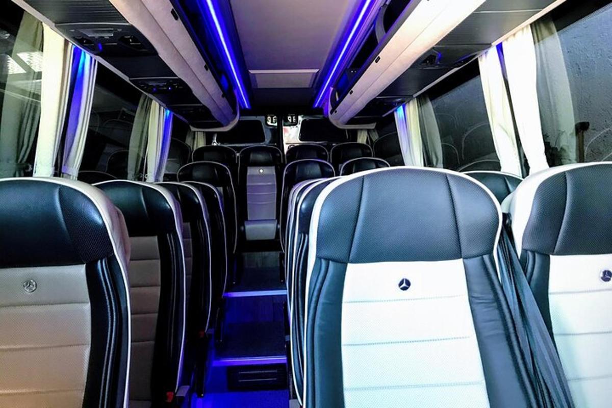prázdný autobus s černobílými sedadly