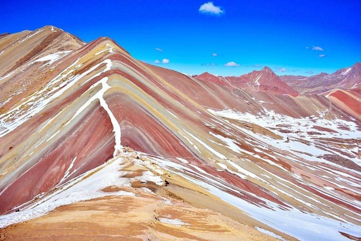 un dipinto di una montagna con un arcobaleno sopra