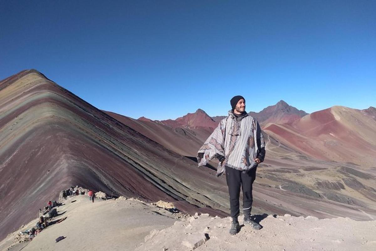 un uomo in piedi sulla cima di una montagna