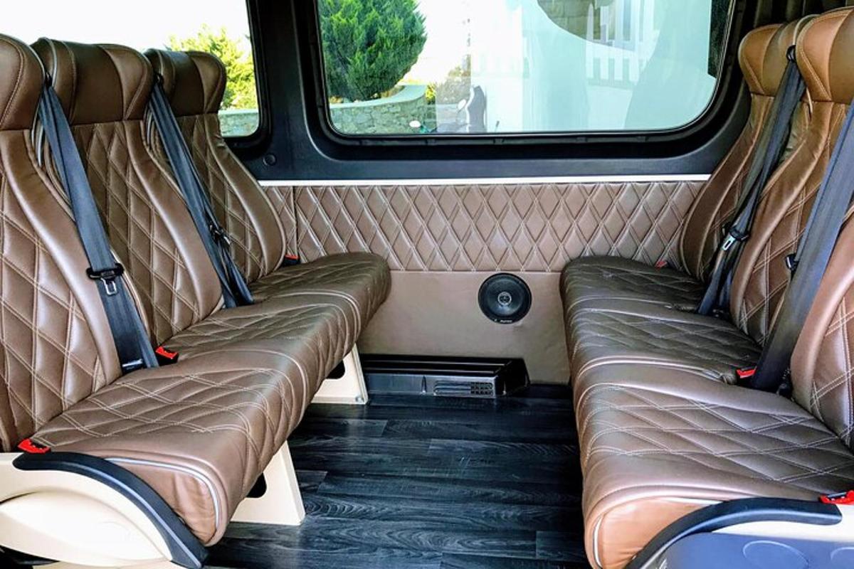prázdné sedadlo v zadní části autobusu