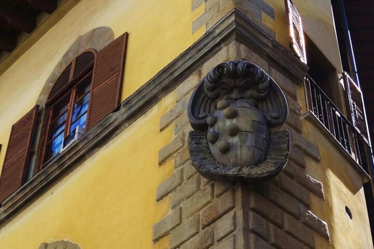 levja gargojla na strani stavbe