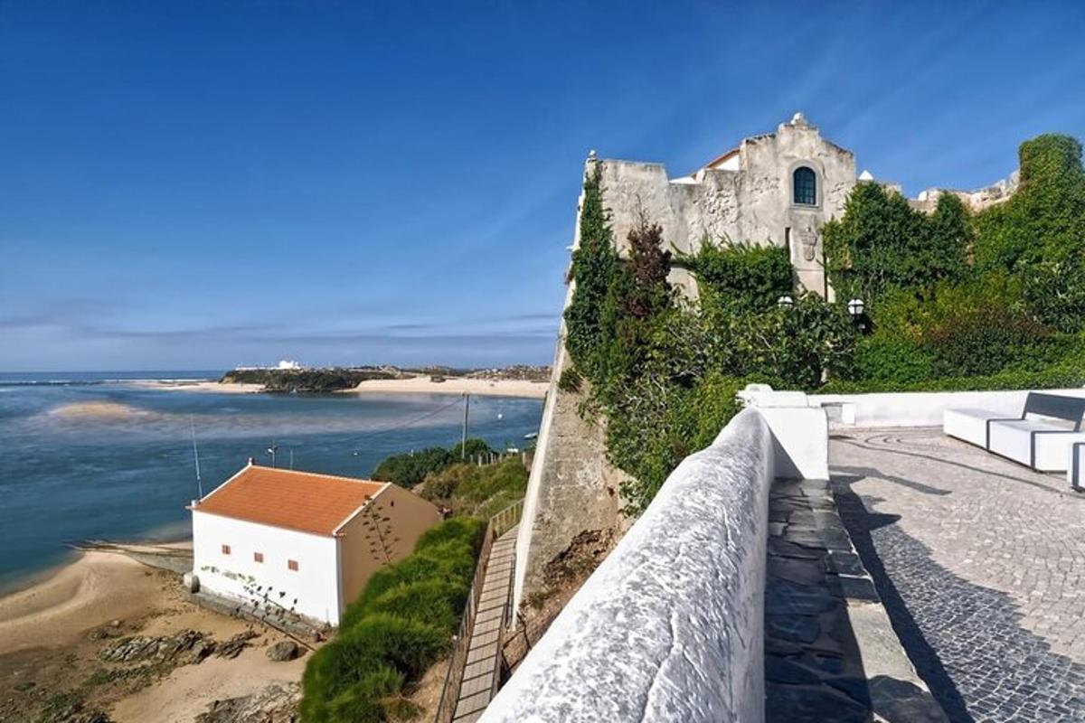 um prédio antigo em uma colina perto do oceano