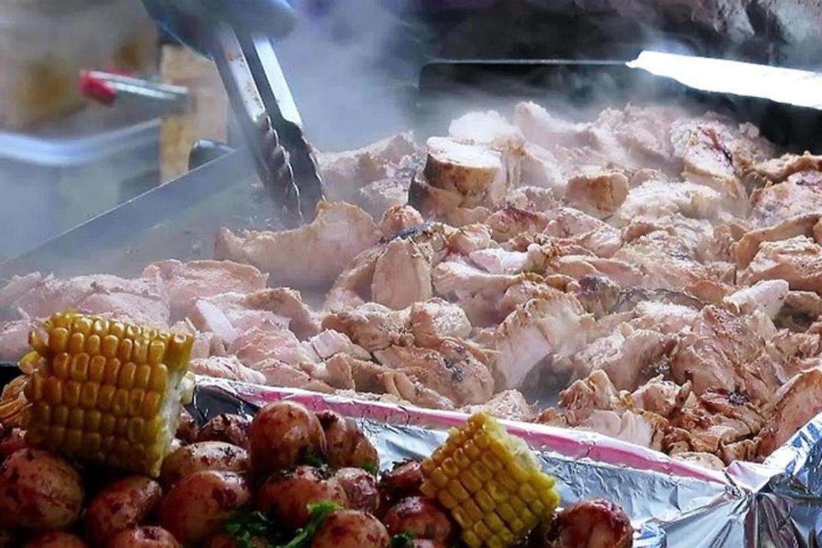 liha ja maisitõlvikutega täidetud grill