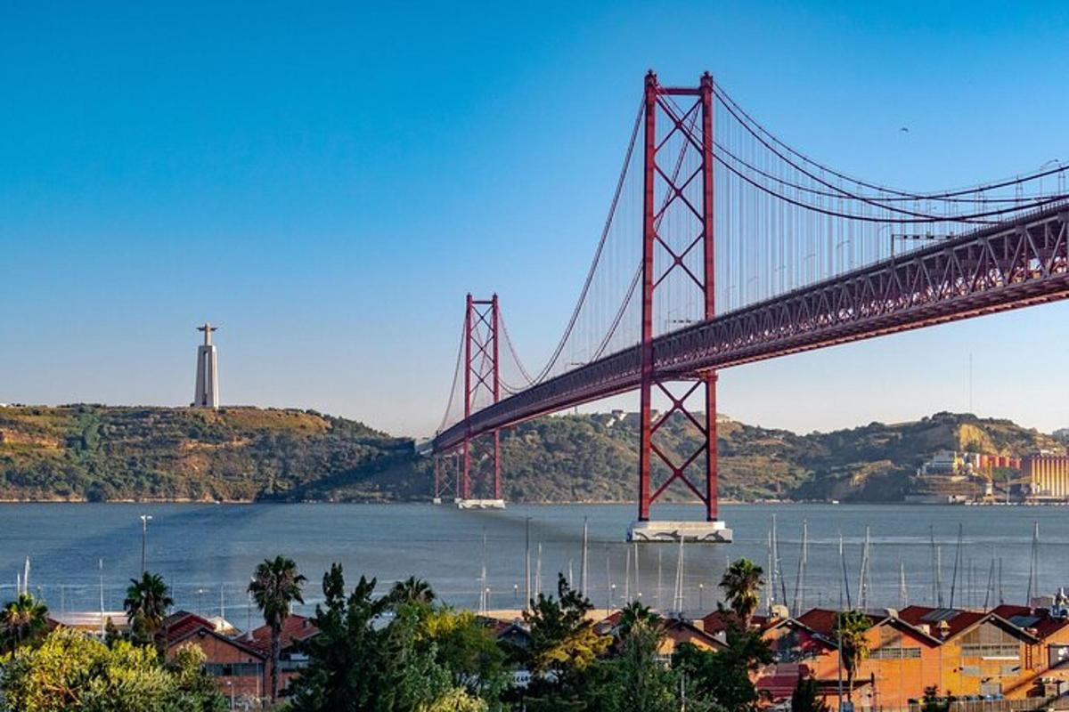 uma ponte sobre um corpo d'água com casas e edifícios