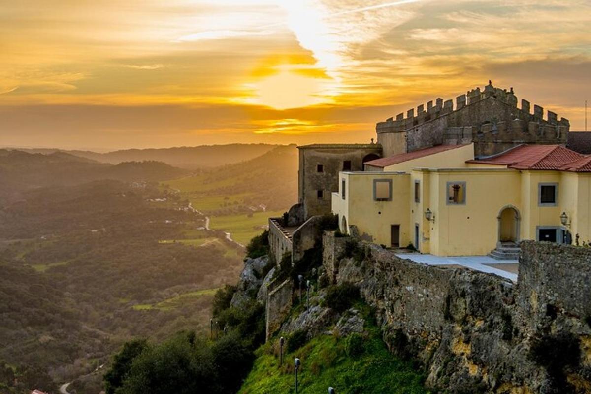 un edifici al vessant d'una muntanya