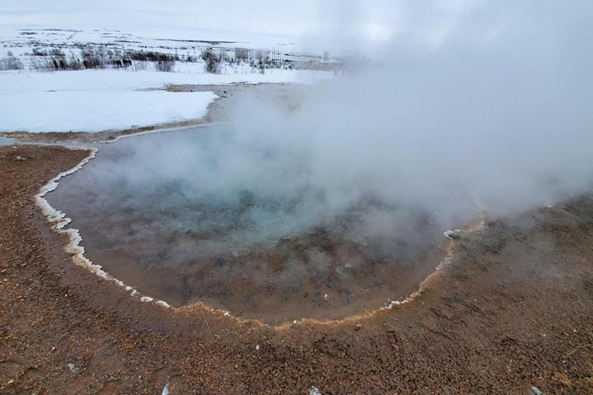 pemandangan udara geyser dengan wap keluar