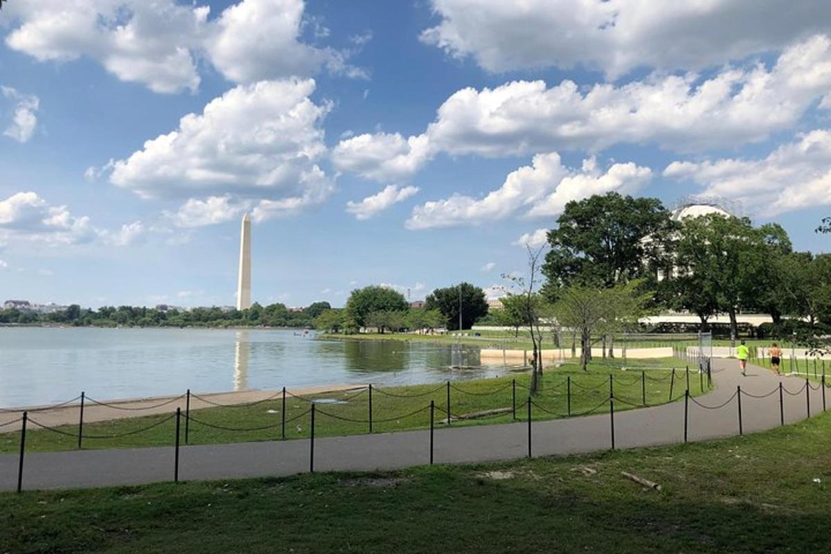 uma vista de um lago com uma cerca ao redor
