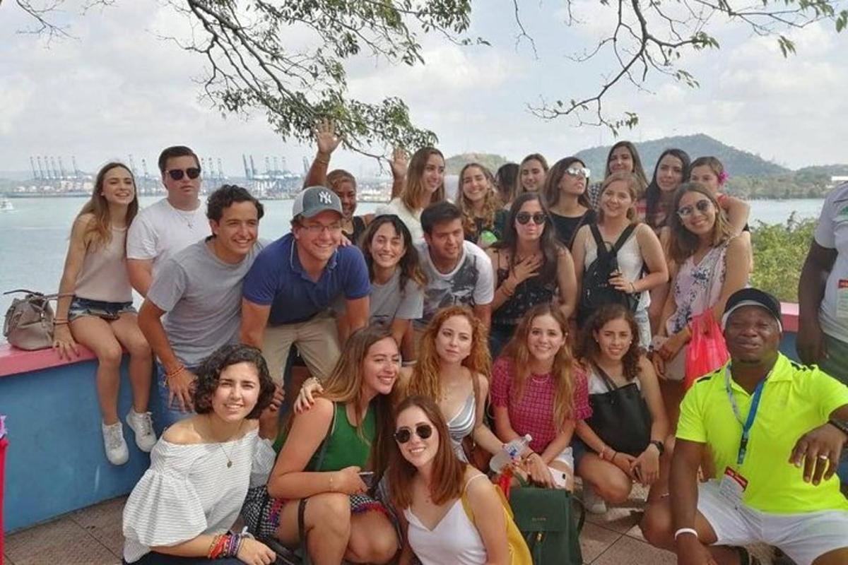 um grupo de pessoas posando para uma foto