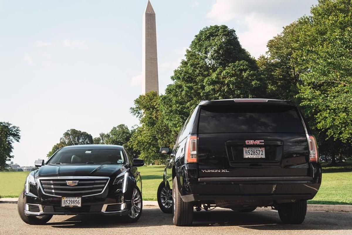 Két teherautó parkolt a Washington-emlékmű előtt