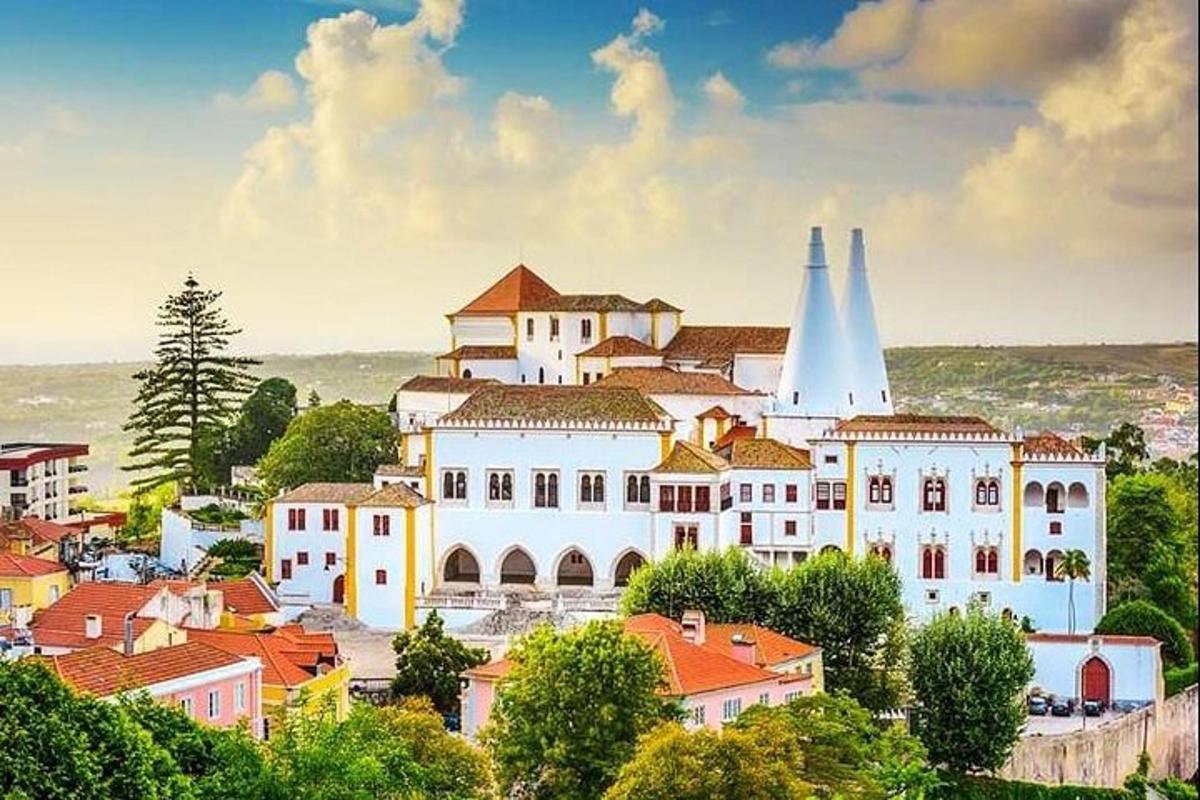 egy város egy nagy fehér épülettel és egy templommal