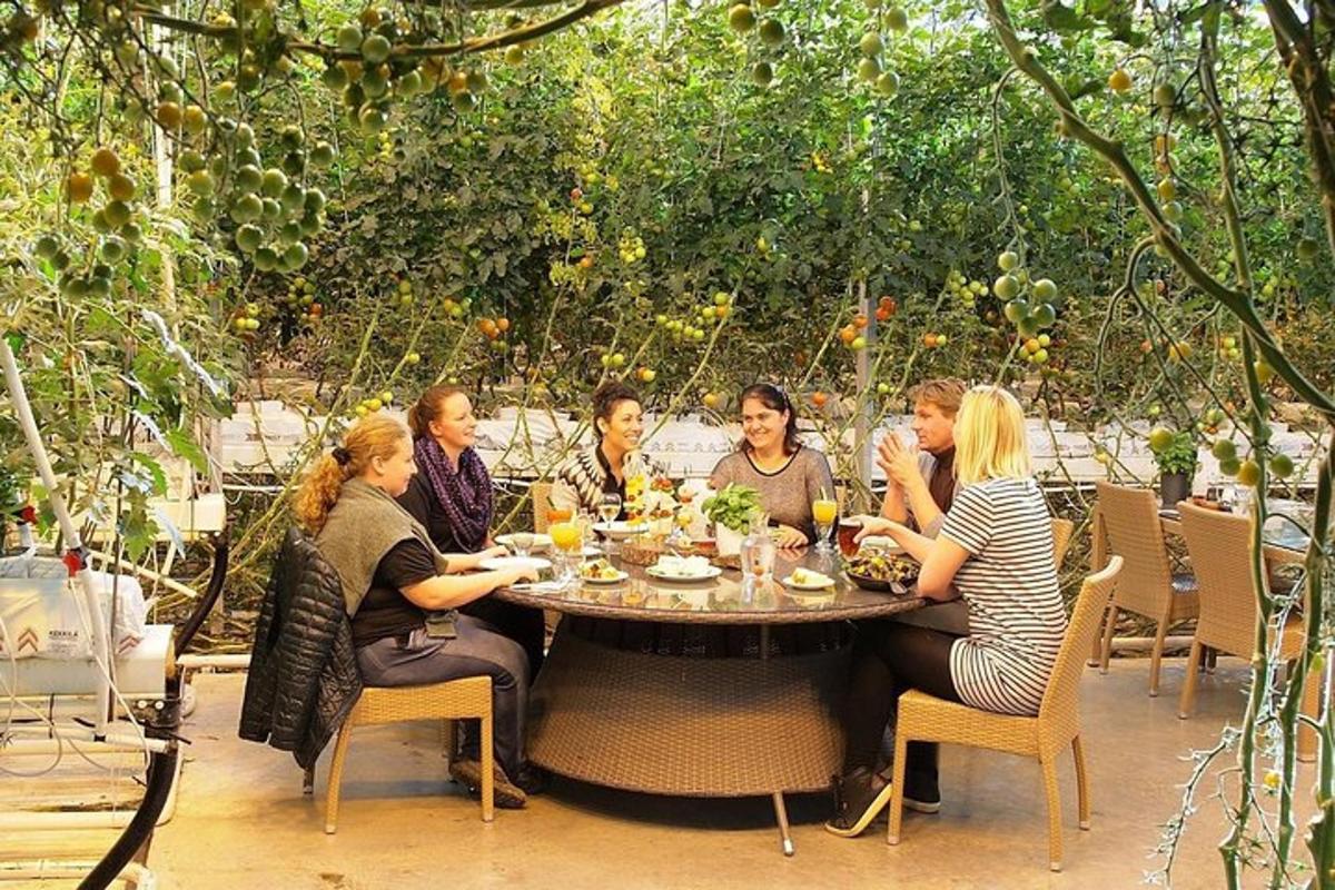 μια ομάδα γυναικών που κάθονται γύρω από ένα τραπέζι τρώγοντας
