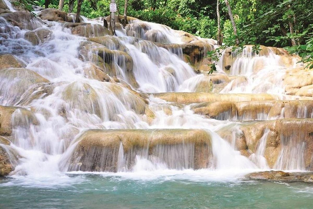 una serie di cascate in un fiume con rocce