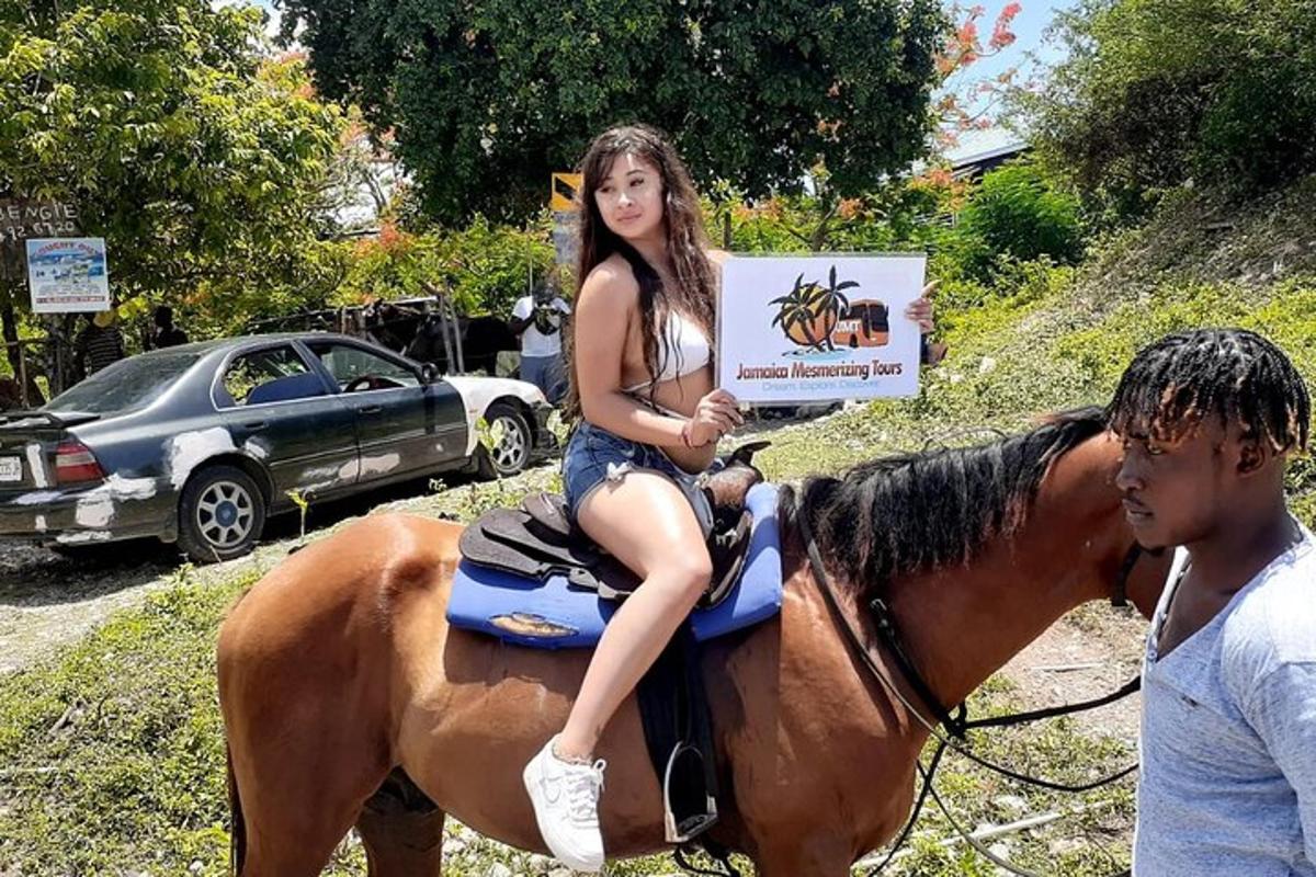 una giovane ragazza è seduta su un cavallo