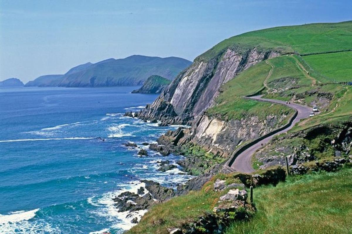 una carretera al costat d'un penya-segat vora l'oceà