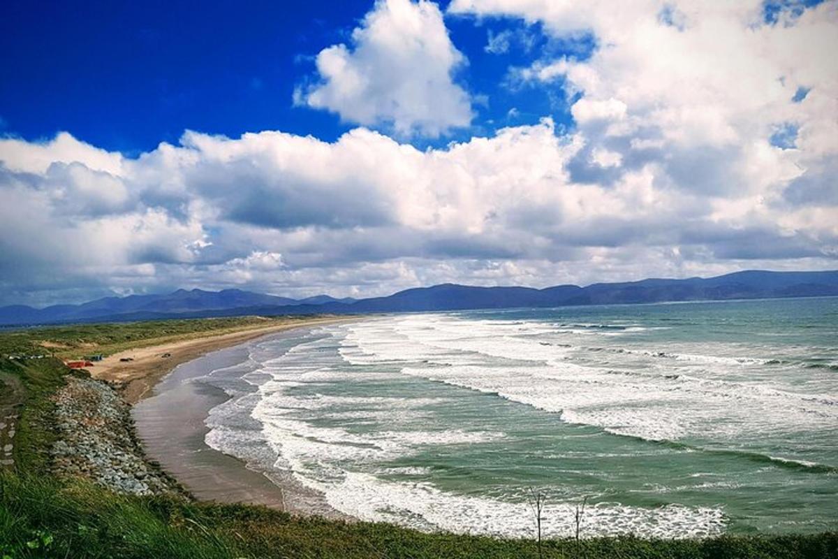 pemandangan pantai pada hari yang mendung
