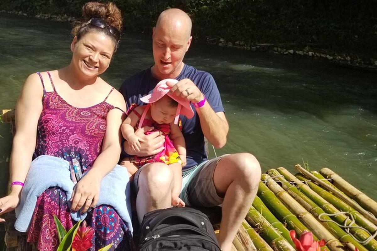 un uomo, una donna e un bambino su una zattera in acqua