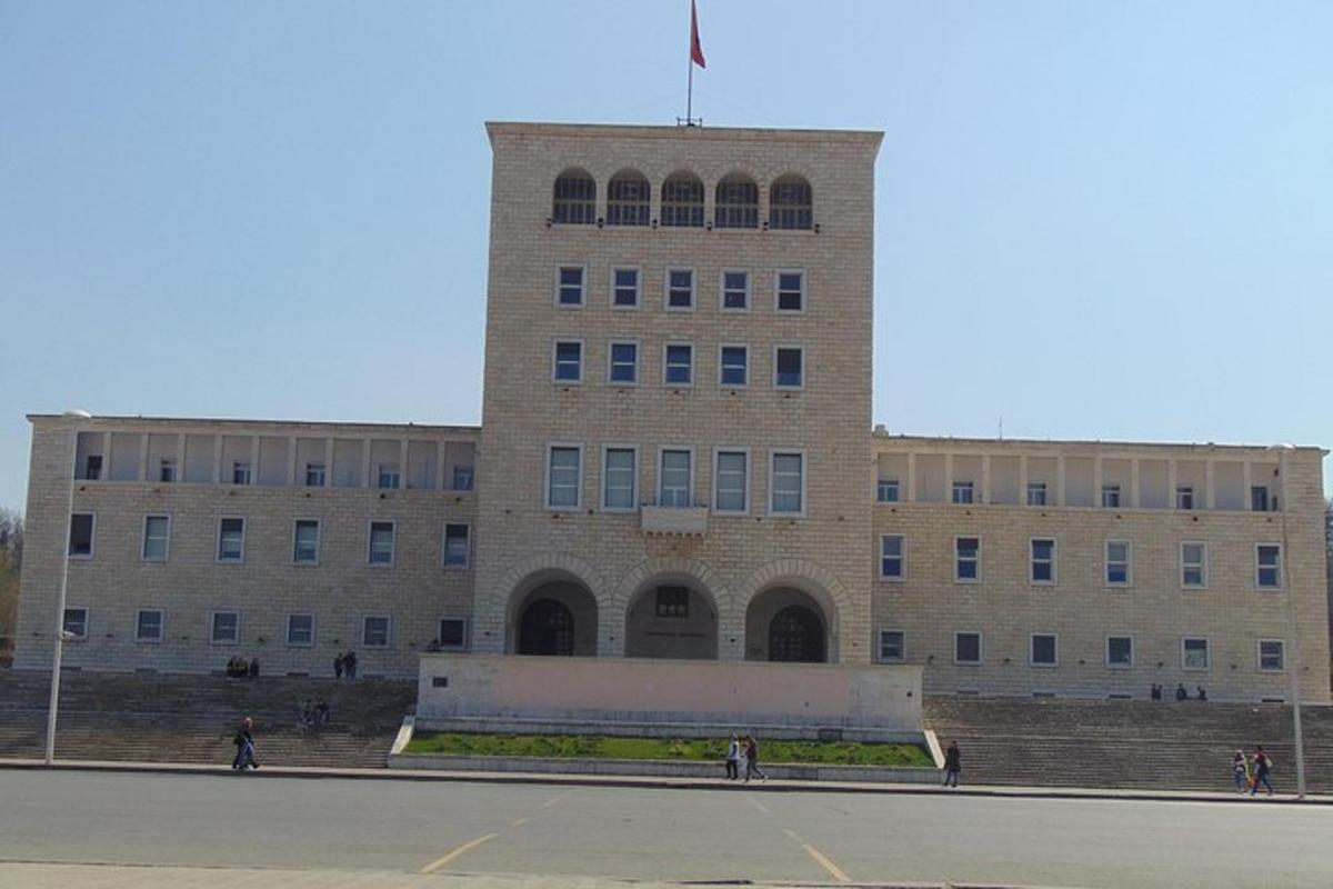 um grande edifício de tijolos com uma bandeira no topo