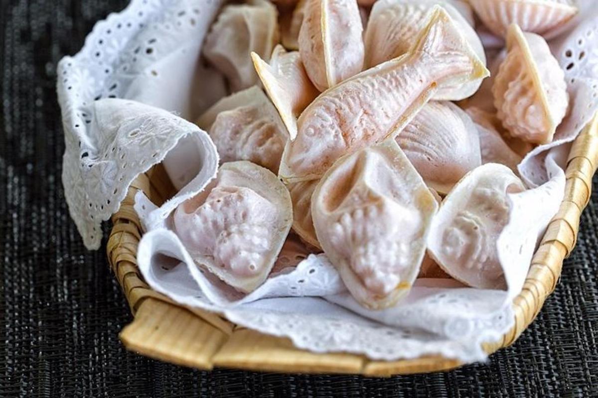 un cesto pieno di conchiglie appoggiato su un tavolo